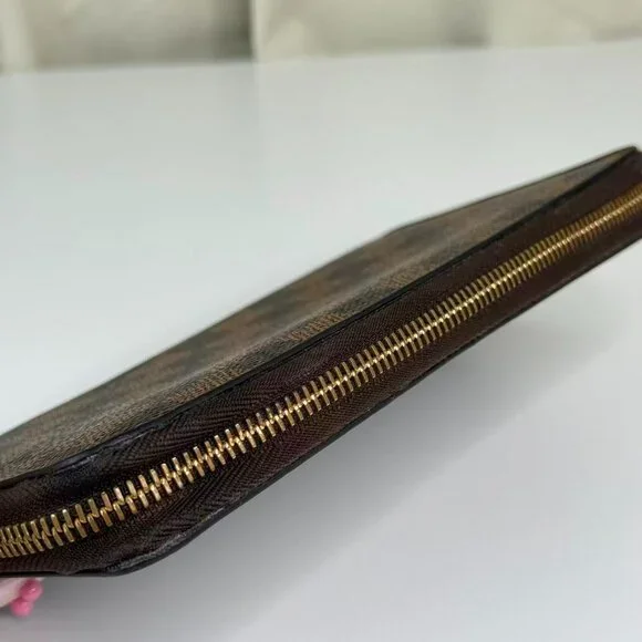 Louis Vuitton Damier Ebene Large Wallet with Classic Checkerboard Design - Picture 7 of 8